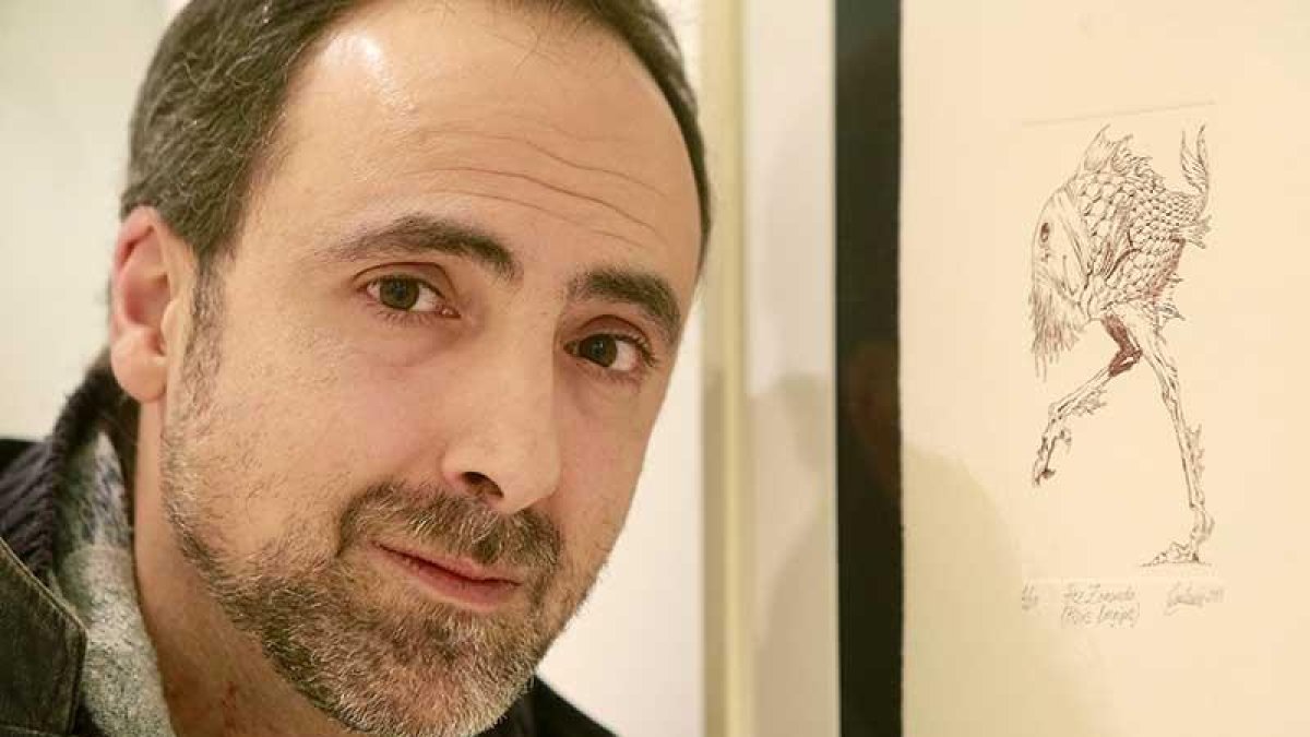 Guillermo Cantarín, frente a frente con el ‘Pez zancudo’, que asombrada tiene a la comunidad científica internacional.-Raúl Ochoa