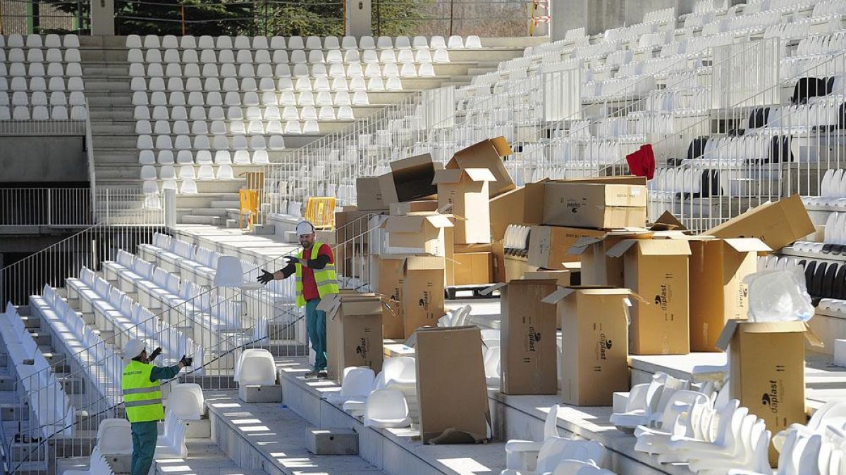 El Plantío toma forma. La nueva grada de Lateral ya cuenta con los asientos blancos y negros-Israel L. Murillo