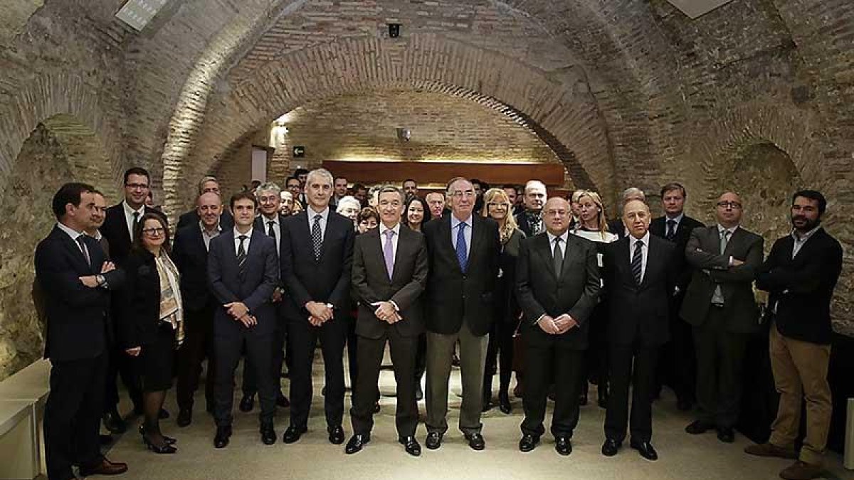 Los directivos de la entidad posan con los representantes de los medios de comunicación en el Museo Goya.-ECB