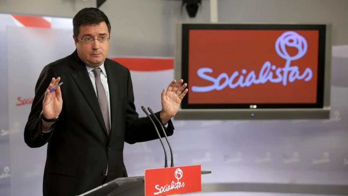 El portavoz del PSOE en el Senado, Óscar López, en una rueda de prensa.-JOSE LUIS ROCA
