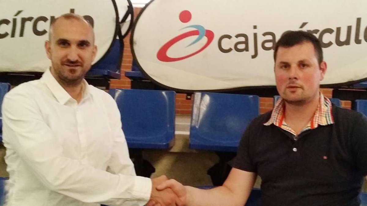 Manu Cabezas y el presidente del club, Carlos Cámara, rubricaron ayer el acuerdo alcanzado-ECB