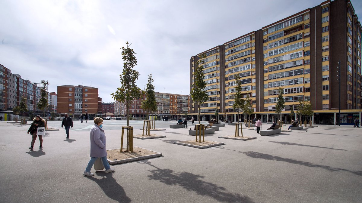 Varias personas caminan por la plaza de Santiago, en la capital burgalesa. TOMÁS ALONSO