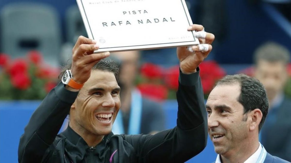 Nadal recibe de Albert Costa una placa conmemorativa.-EFE