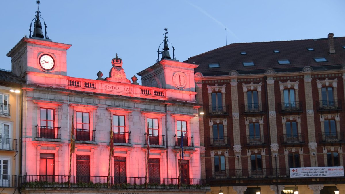 El Ayuntamiento de Burgos iluminado de color rojo en una imagen de archivo. ECB
