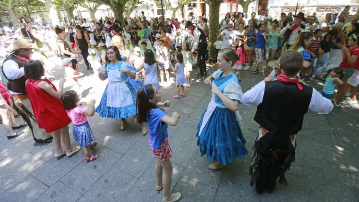 El templete se llenó de los bailes de Utah, pero también de otros más conocidos como el de ‘Los Pajaritos’.-Raúl Ochoa