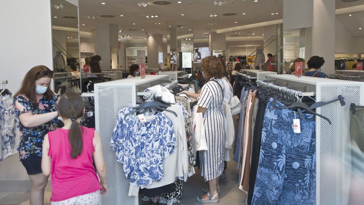 Rebajas, el antídoto para sobrevivir a la Covid. ISRAEL L. MURILLO