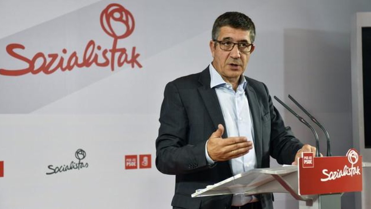 Patxi López, durante una rueda de prensa en Bilbao.-EFE / MIGUEL TOÑA