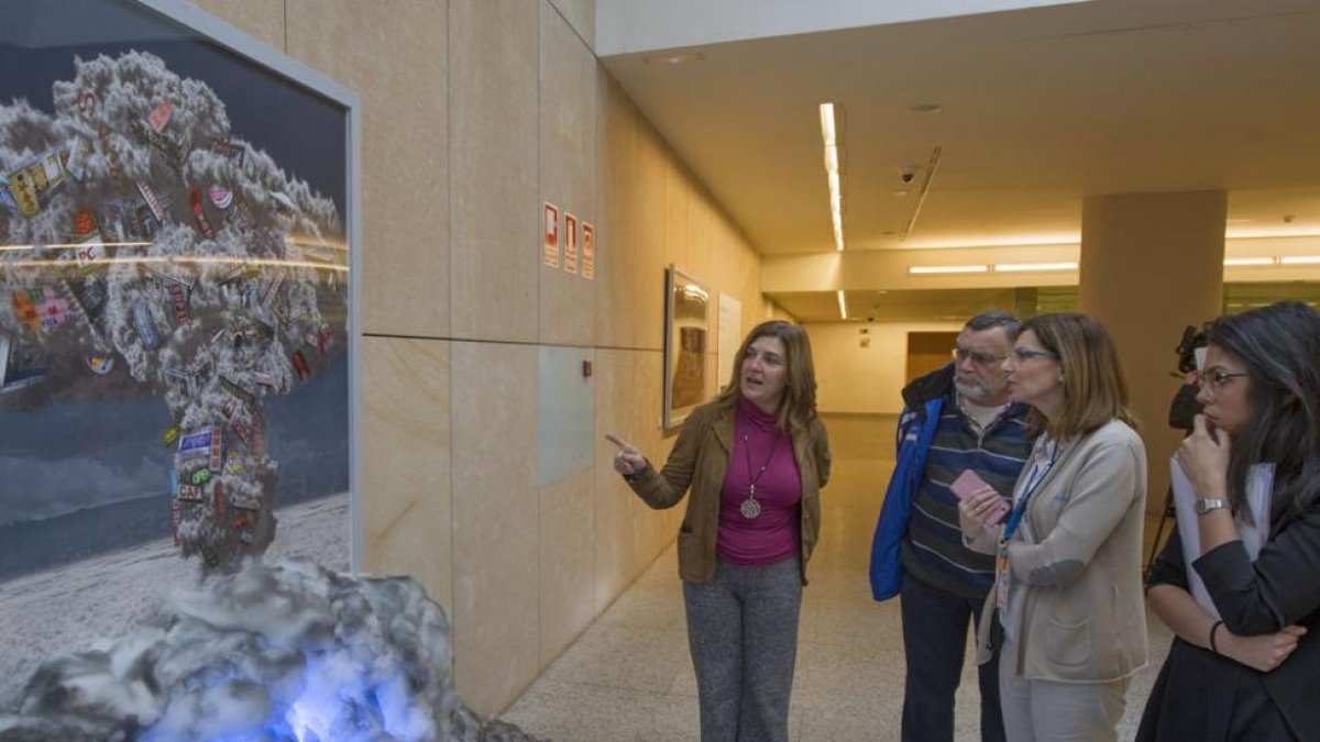 La fotógrafa realizó una visita guiada por la exposición que está ubicada en la Planta -1 y cuya entrada es gratuita.-ISRAEL L. MURILLO