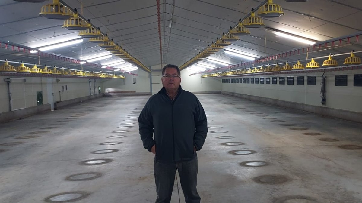 Eduardo Sánchez Barriuso posa en su granja de pollos vacía