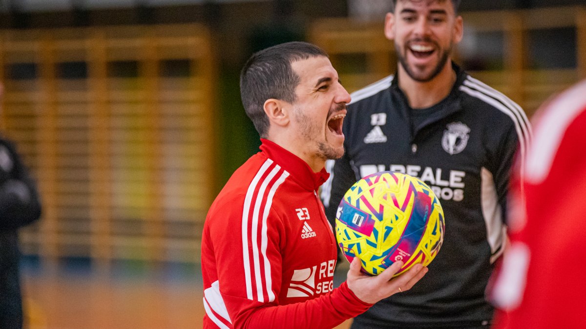 Matos ríe junto a sus compañeros durante la sesión del miércoles. MIGUEL ESCRIBANO