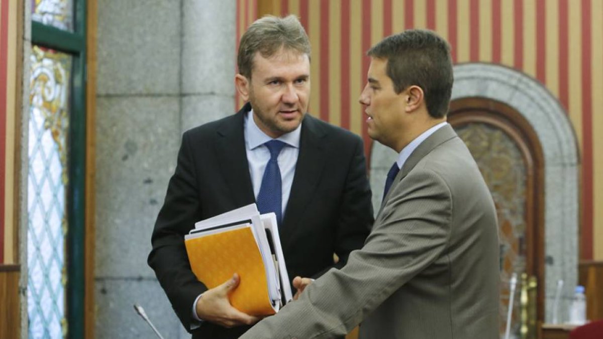 Alcalde y vicealcalde charlan al inicio de la sesión plenaria.-RAÚL G. OCHOA