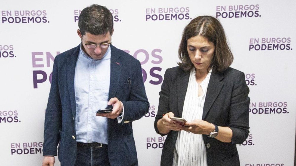 Raúl Salinero y Marga Arroyo vivieron la noche pegados a sus móviles.-ISRAEL L. MURILLO
