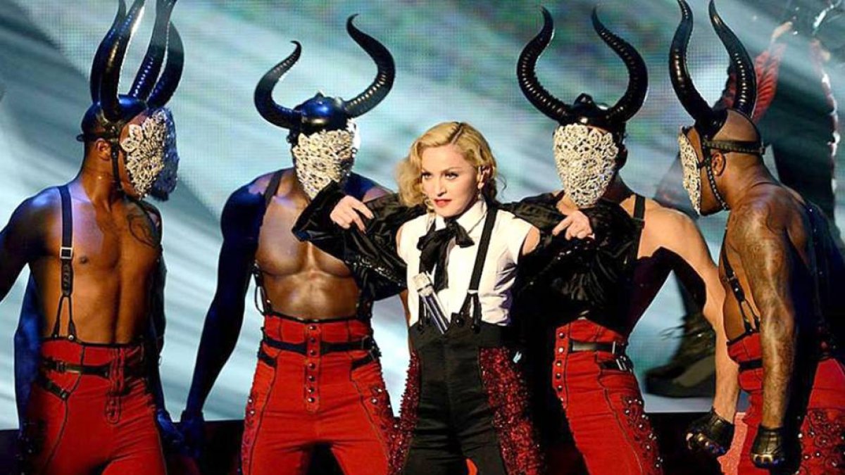 Los cuernos de los bailarines minotauros de Madonna durante la actuación de los últimos Premios Brit son obra del artesano burgalés-Leather Design
