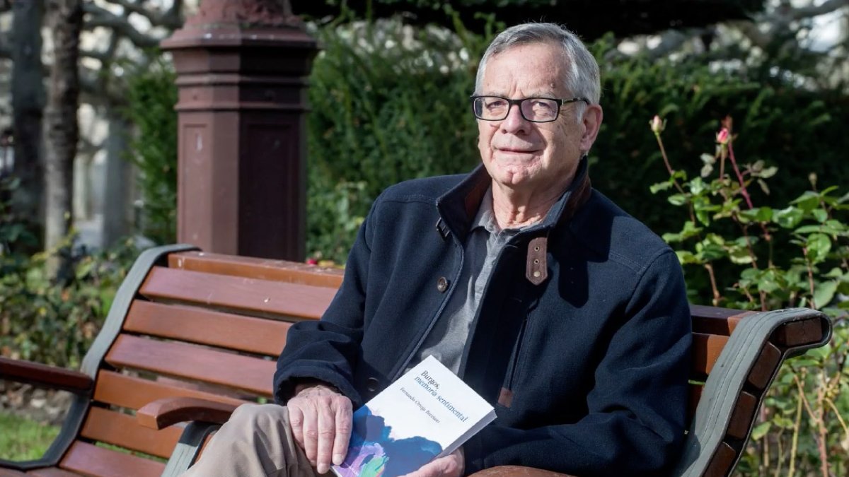 Fernando Ortega Barriuso con su nueva obra, 'Burgos, memoria sentimental'. SANTI OTERO