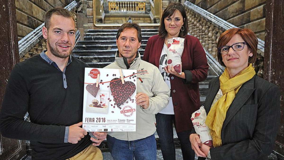 El presidente de los productores (izq.) y el alcalde de Ibeas no dudaron en invitar a todos a acercarse a degustar la conocida legumbre burgalesa.-I. L.M.
