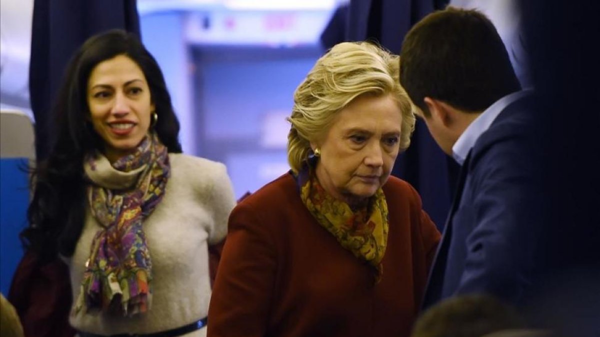 La candidata demócrata Hillary Clinton junto a miembros de su equipo.-AFP / ROBYN BECK
