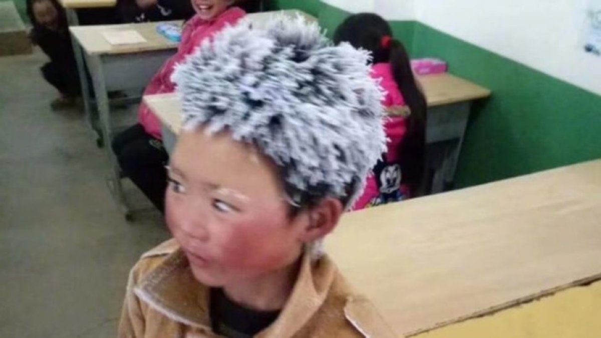 El Pequeño Wang, con el pelo congelado, en su colegio.-/ DIARIO DEL PUEBLO