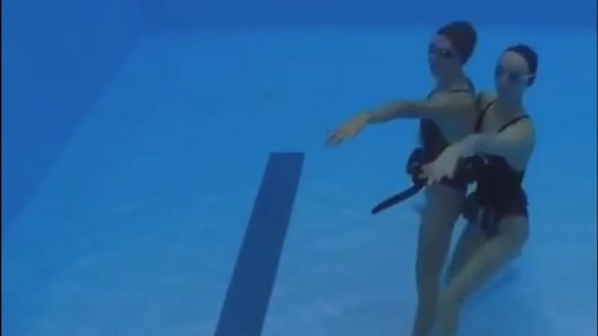 Dos nadadoras, sumergidas en el agua durante el 'mannequin challenge' del equipo español.-
