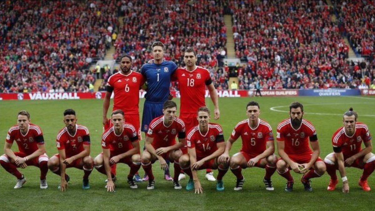 Los jugadores de Gales posan antes del partido contra Georgia en Cardiff.-REUTERS / ANDREW COULDRIDGE