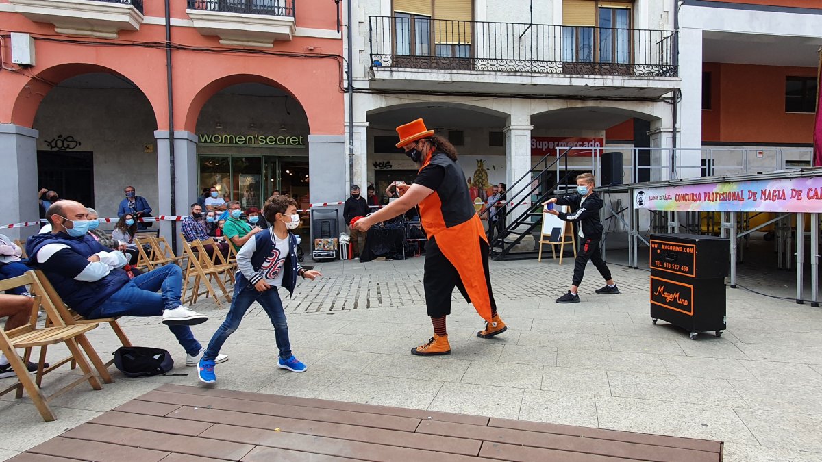 Actuación de Magomingo, dentro del I Concurso Profesional de Magia de Calle. L. V.