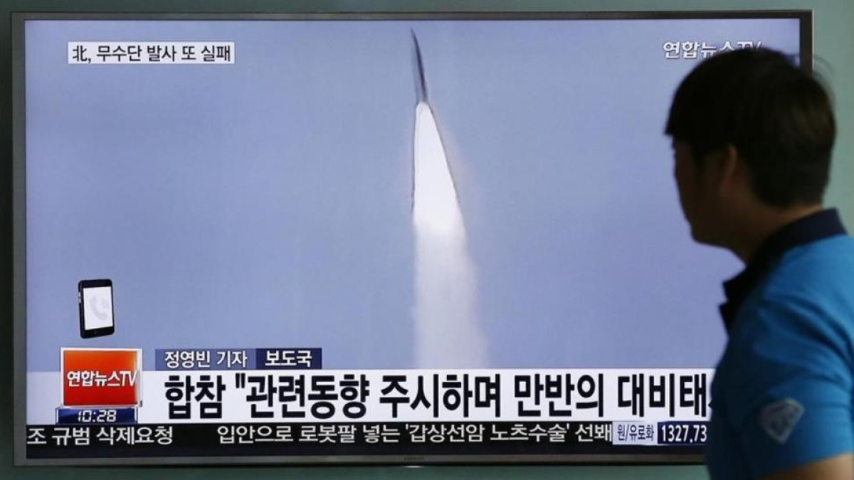 Imagen televisiva del lanzamiento de un misil norcoreano, vista en la estación de tren de Seúl, el 31 de mayo.-AP / LEE JIN-MAN