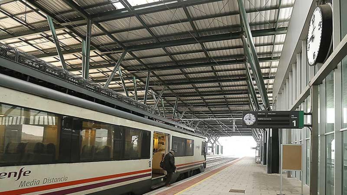 Un tren en la estación del ferrocarril de la capital burgalesa.-RAÚL G. OCHOA