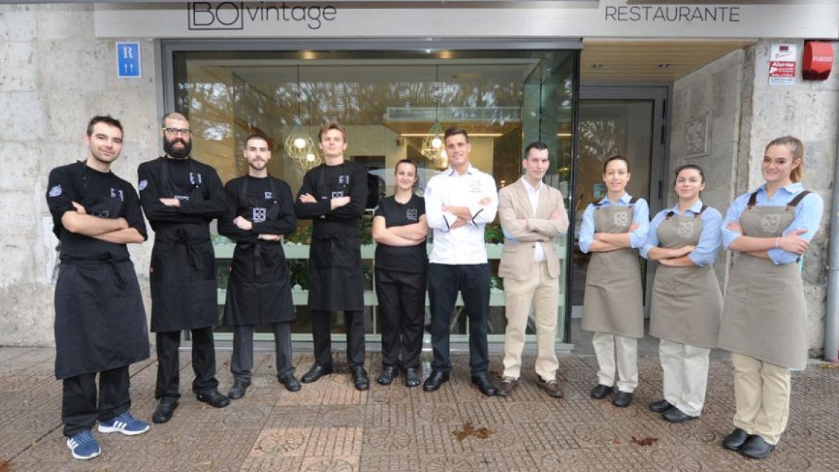 Miguel Cobo, en el centro con chaquetilla blanca, posa con su equipo a la puerta del restaurante.-ISRAEL L. MURILLO
