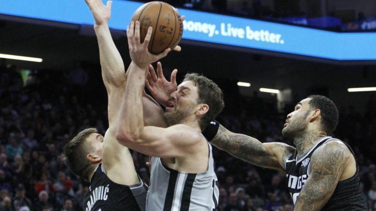 Pau Gasol trata de anotar ante Bogdanovic y Cauley-Stein.-AP / STEVE YEATER