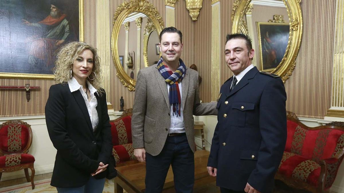 La concejala de Seguridad Ciudadana, Blanca Carpintero, el alcalde de Burgos, Daniel de la Rosa, y el coordinador de la Unidad Canina, Javier Macho.-RAÚL G. OCHOA