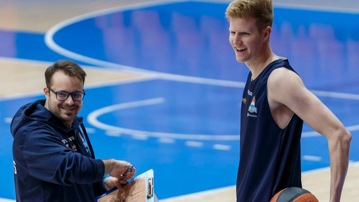 Fran Hernández, uno de los técnicos auxiliares del club burgalés junto al nuevo fichaje en el entrenamiento de ayer en el polideportivo de El Plantío. SANTI OTERO
