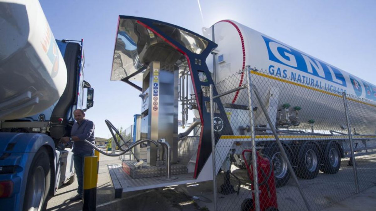 El único depósito móvil de gas natural licuado de la Comunidad se ubica en la estación de Rubena.-ISRAEL L. MURILLO
