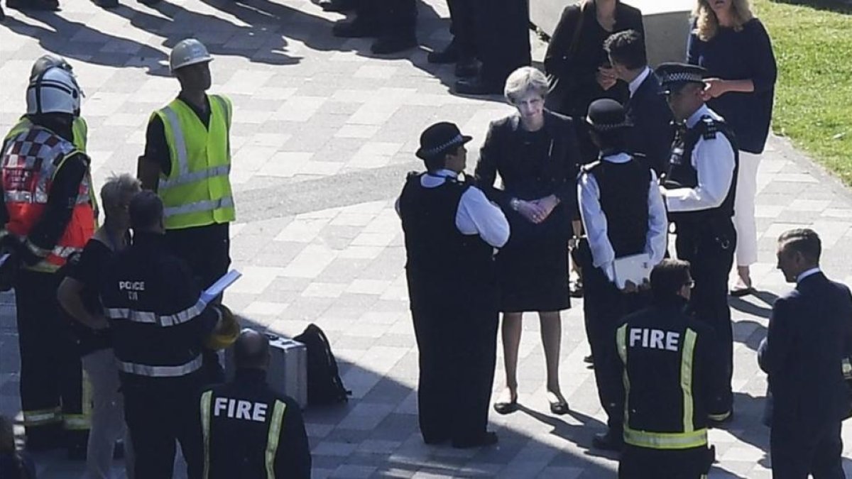 May, durante su visita a la torre incendiada.-EFE
