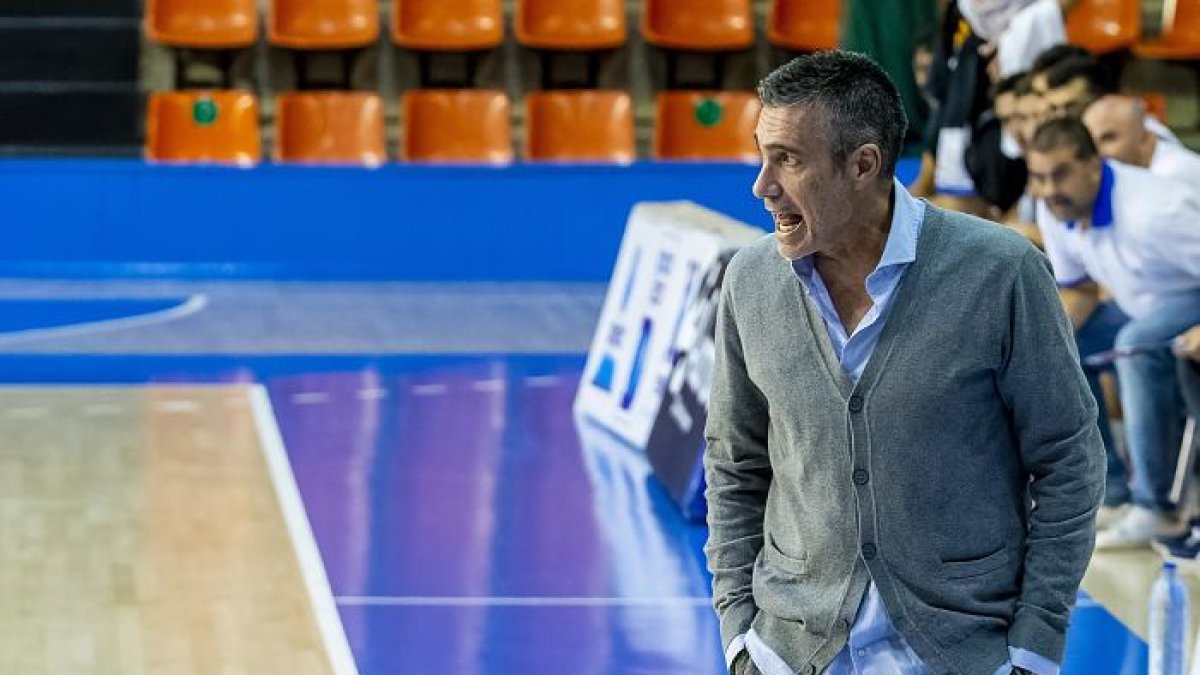 Francis Tomé da indicaciones a la cancha en un partido en casa. SANTIOTERO