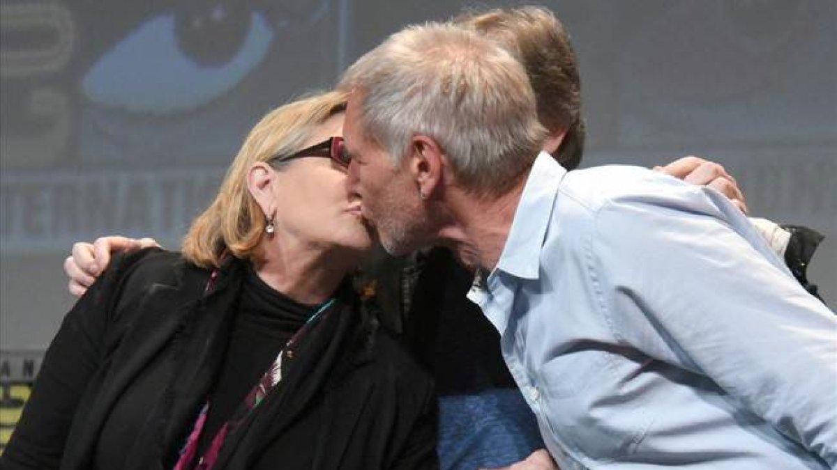 Harrison Ford besa a Carrie Fisher, en San Diego.-Foto: AGENCIAS