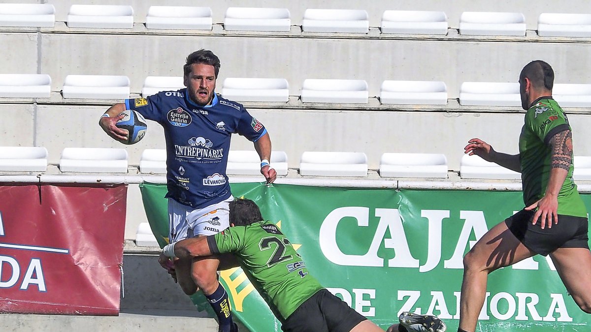 Castiglioni salva el placaje de un rival durante su etapa en el Quesos. PHOTOGENIC / MIGUEL ÁNGEL SANTOS /EL MUNDO DIARIO DE VALLADOLID