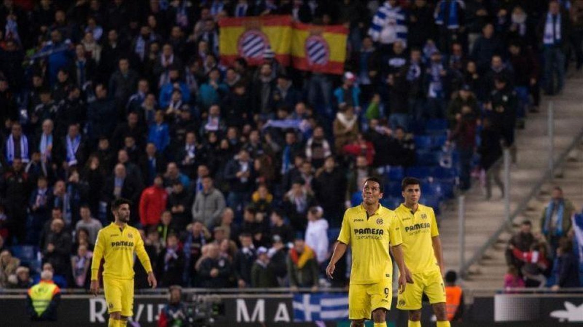 Los jugadores de Villarreal, tras encajar el gol del empate en el campo del Espanyol.-AFP / JOSEP LAGO