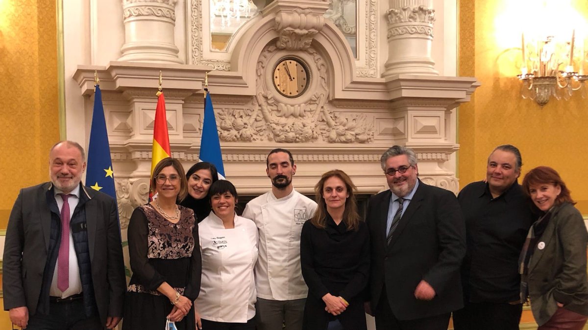 La alcaldesa estuvo en Francia el lunes y el martes