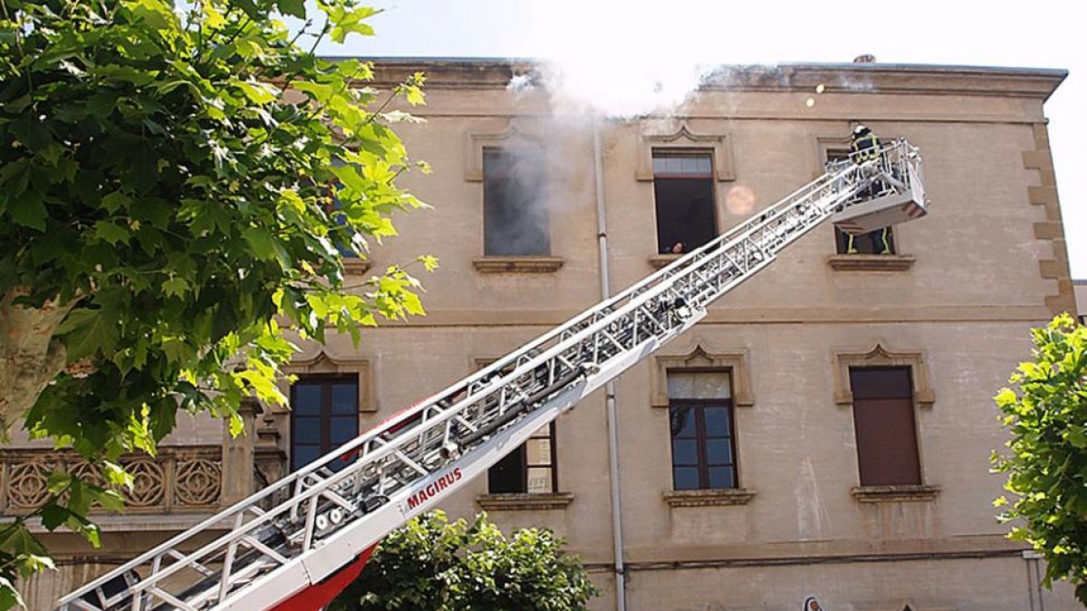 Los bomberos mirandeses durante un simulacro en la localidad.-E. M.