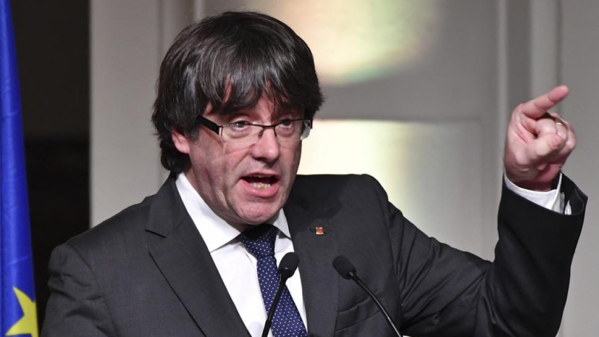El expresident Puigdemont configura su lista electoral con personalidades del catalanismo político como Jordi Sánchez, Joan Rigol o Marina Geli. /-GEERT VANDEN WIJNGAERT (AP)