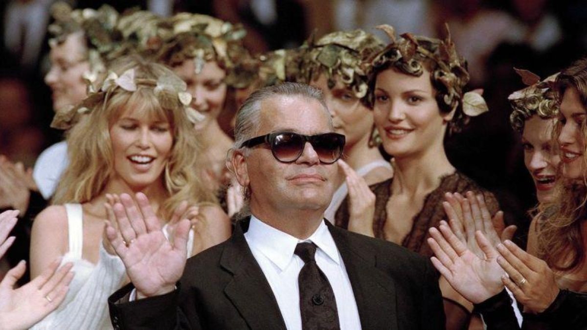 Karld Lagerfeld en un desfile con Claudia Schiffer en el 1993.-EL PERIÓDICO