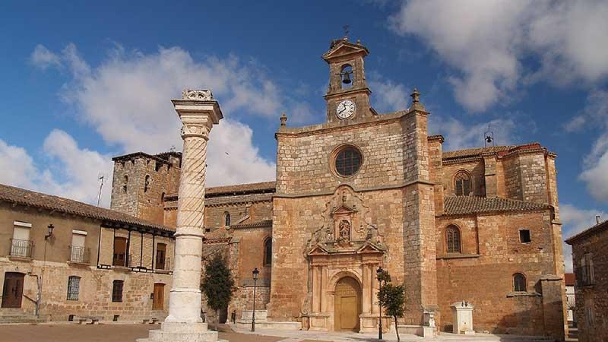 Plaza Mayor de Mahamud, con la iglesia de San Miguel y el rollo jurisdiccional en el centro.-A. MARROQUÍN