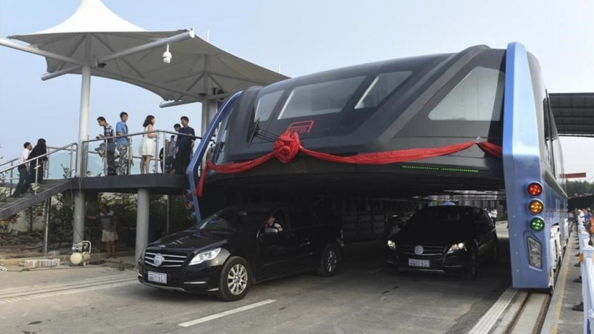 Una imagen del prototipo del autobús elevado.-Luo Xiaoguang