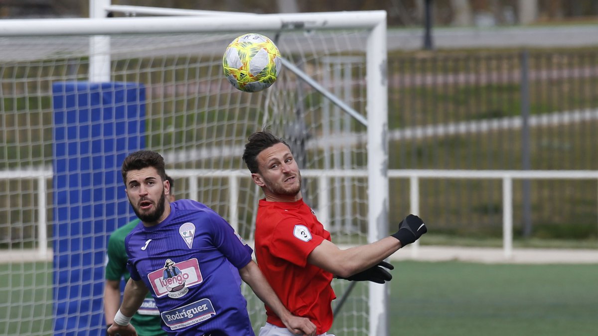 El goleador Alberto Castro (Real Burgos) disputa un balón aéreo con el defensor Sampedro (La Bañeza). SANTI OTERO
