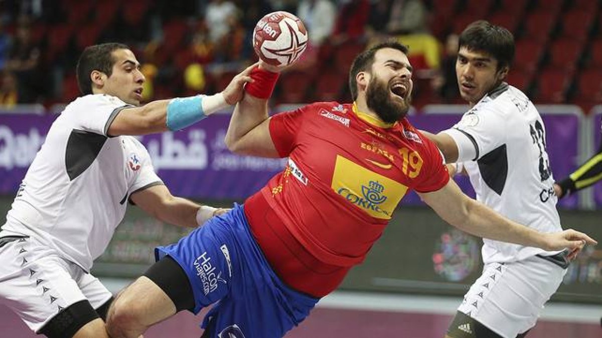 Juan Andreu trata de lanzar a portería, durante el partido entre España y Chile, en el Mundial de balonmano de Catar.-Foto: EFE / OLIVER WEIKEN