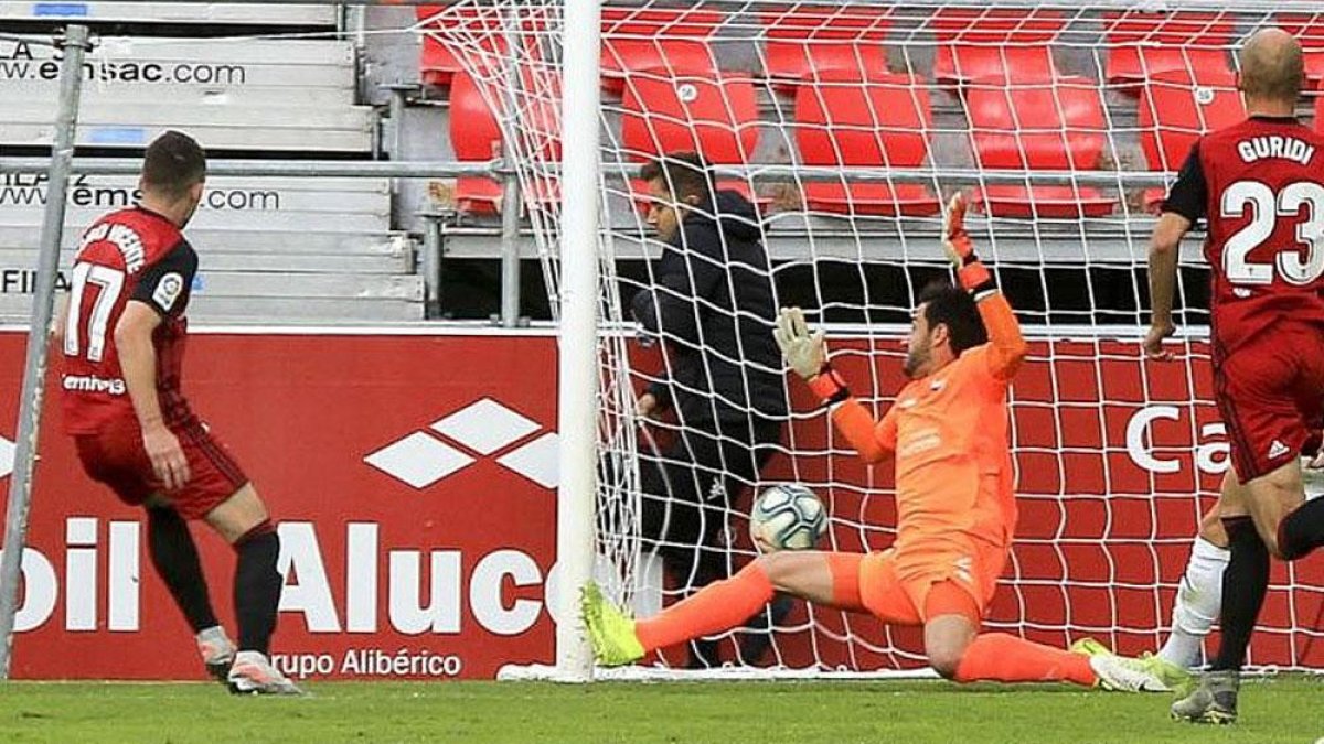 Iñigo Vicente marca el primer gol del Mirandés ante el Extremadura, ayer, en Anduva.-LALIGA