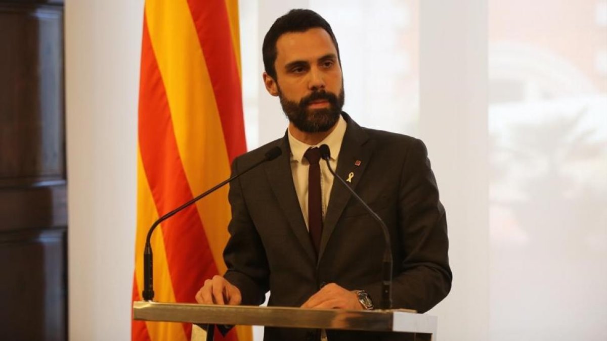 El presidente del Parlament, Roger Torrent, durante de su intervención-. / DANNY CAMINAL