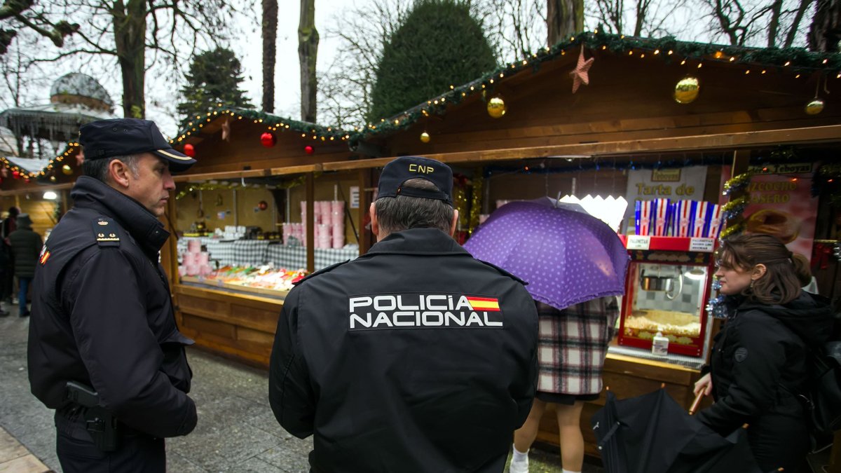 Dos agentes durante el despliegue del Plan Comercio Seguro. TOMÁS ALONSO