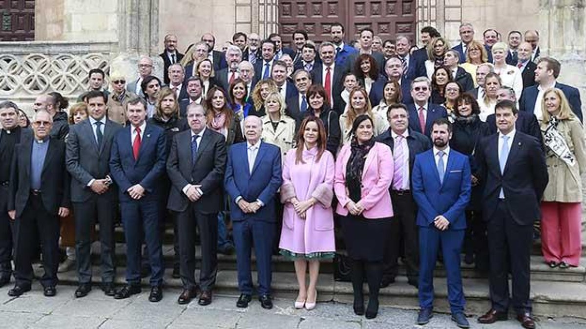 Foto de familia de los procuradores a los pies de la Catedral.-RAÚL G. OCHOA
