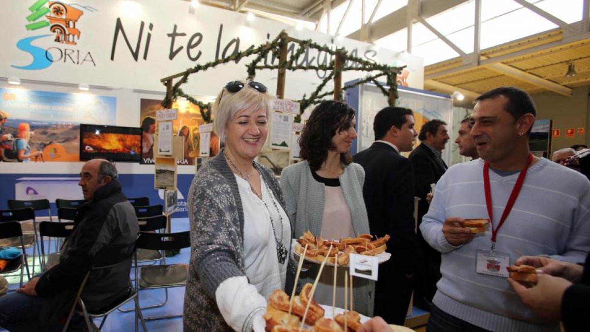 Degustación de torreznos sorianos en la Feria de Turismo de Interior, Intur-Ical