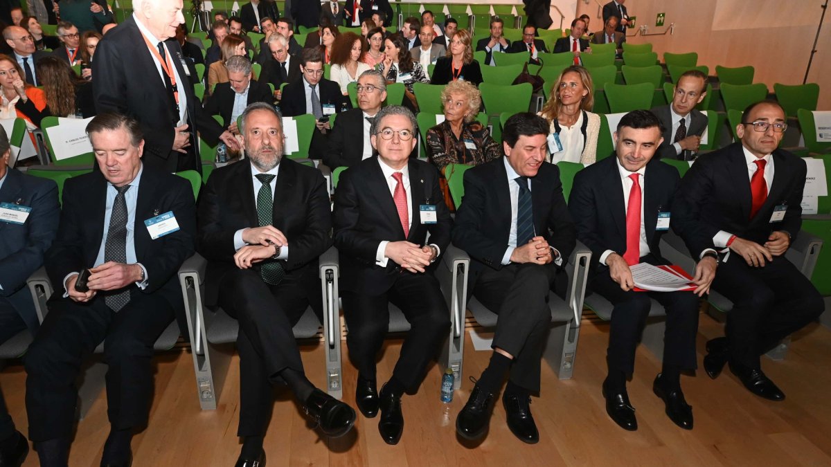 El presidente del Instituto de la Empresa Familiar, Andrés Sendagorta, junto al resto de autoridades. ICAL